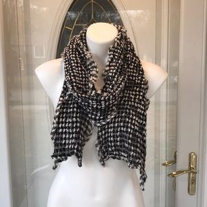 Black and white scarf